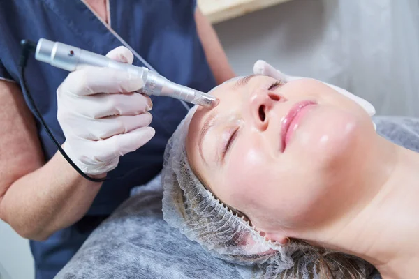 Cosmetología. procedimiento de belleza de la piel facial femenina en el salón — Foto de Stock