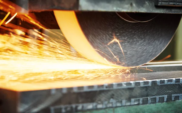 Industrial grinding. finishing metal surface on horizontal grinder machine — Stock Photo, Image