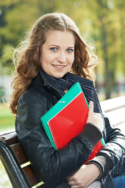 Utbildning och studie. glad kvinnlig student. Flicka med anteckningsböcker och arbetsböcker i park utomhus — Stockfoto