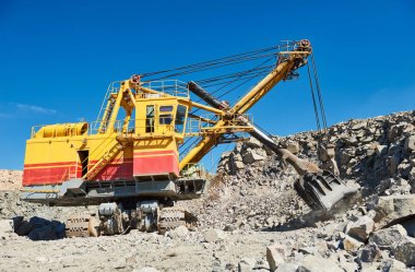 Exavator opencast madencilikte granit veya cevherle çalışır