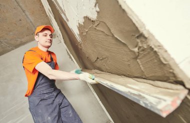 Sıvacı sıva duvar koyarak. ağır çekim