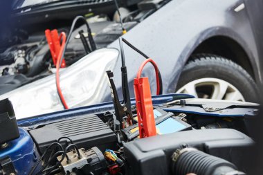 Otomobil yardım. alttan yukarıya ittirmek jumper kabloları otomobil şarj pil taburcu