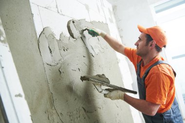 Sıvacı sıva duvar koyarak. ağır çekim