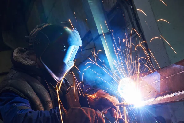 Travailleur soudeur aux travaux de soudage à l'arc industriel — Photo