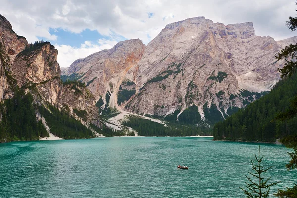 Jezero Braies nebo Pragser Wildsee. Dolomity horské jezero v regionu Jižní Tyrolsko, Itálie. — Stock fotografie