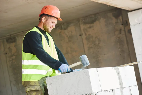 Albañil constructor que trabaja con bloques de hormigón aireado en autoclave. Pared — Foto de Stock