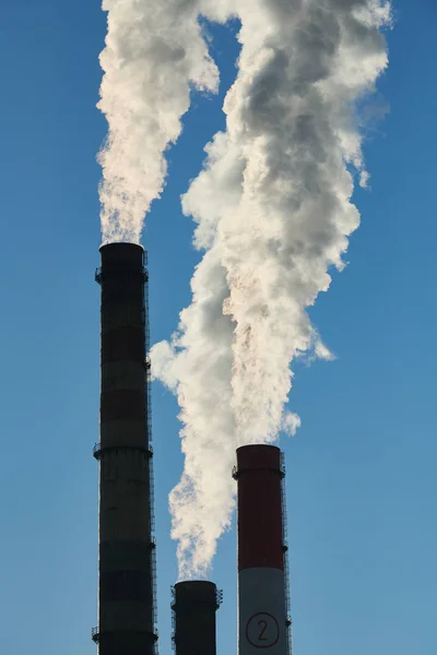 Dohányzás csövek vagy erőmű vagy electropower található kémények. Légszennyezés — Stock Fotó