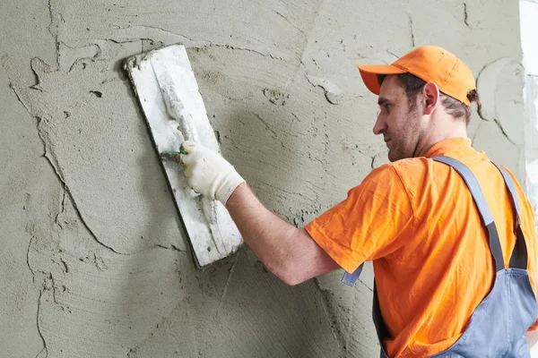 Ανακαίνιση. Γυψαδόρο βάζοντας γύψο στον τοίχο. — Φωτογραφία Αρχείου