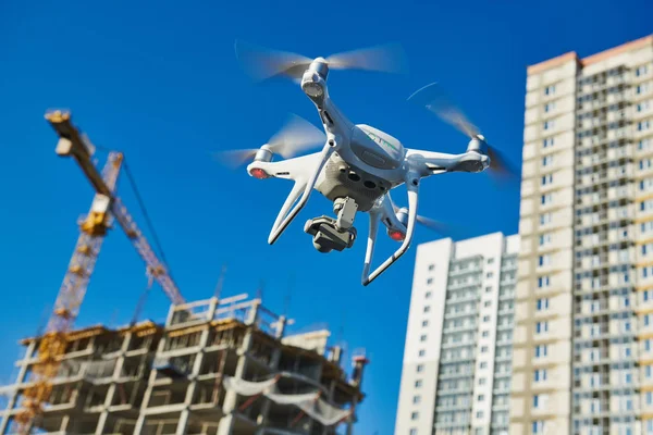 Drone meraviglia sopra l'area di costruzione. ispezione in cantiere . — Foto Stock