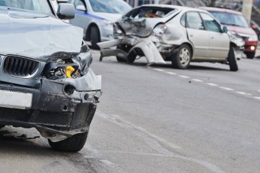 Sokakta araba kazası, şehirde çarpışmadan sonra hasar gören otomobiller