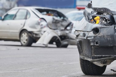 Sokakta araba kazası, şehirde çarpışmadan sonra hasar gören otomobiller