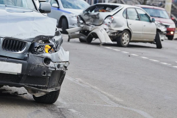 Autonehoda na ulici, poškozené automobily po srážce ve městě — Stock fotografie