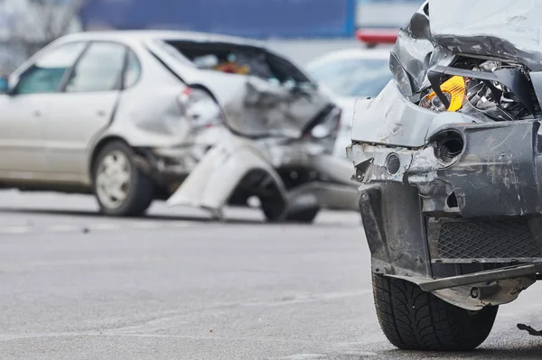 Acidente de carro na rua, automóveis danificados após colisão na cidade — Fotografia de Stock