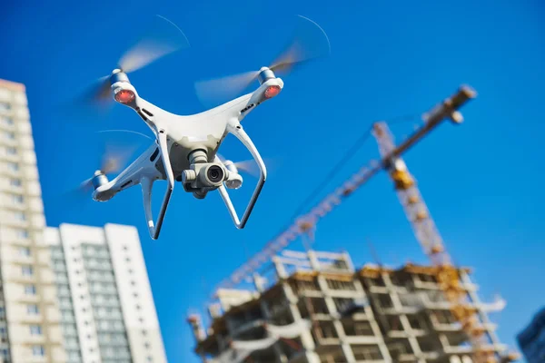 Drone meraviglia sopra l'area di costruzione. ispezione in cantiere . — Foto Stock