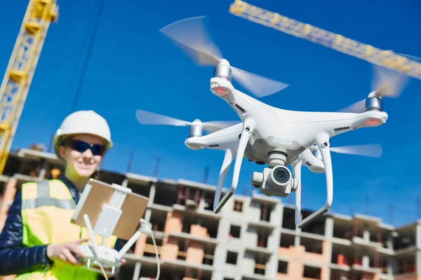 Drone, obsługiwany przez kobiece robotnik na budowie — Zdjęcie stockowe