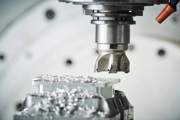 Fresagem na máquina CNC. processo de corte de metalurgia industrial por cortador — Fotografia de Stock