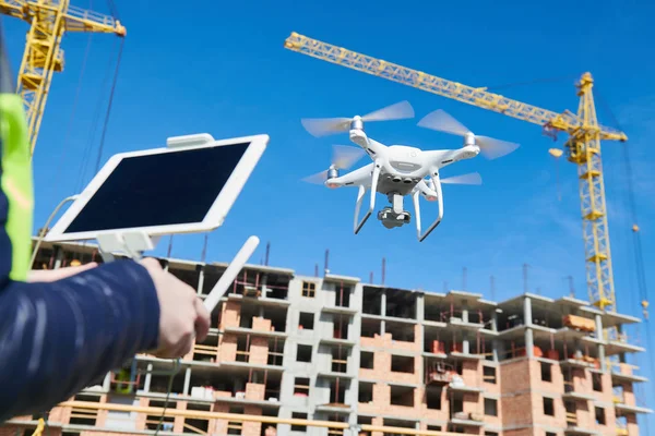 Drone, obsługiwany przez kobiece robotnik na budowie — Zdjęcie stockowe
