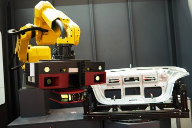 Robotik endüstri. 3d sensörlü tarayıcılı robot, otomotiv endüstrisinde detay yüzeyini ölçer