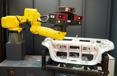 Robotik endüstri. 3d sensörlü tarayıcılı robot, otomotiv endüstrisinde detay yüzeyini ölçer