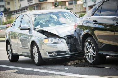 Sokakta araba kazası. Hasarlı otomobiller