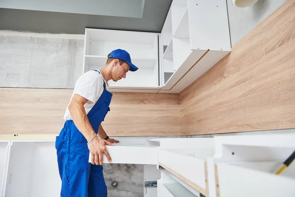 Kücheninstallation. Arbeiter beim Zusammenbau von Möbeln — Stockfoto