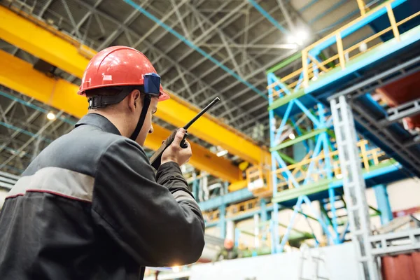 Industriarbetare på fabrik med walkie talkie sändare — Stockfoto