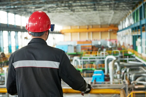 Manutenção de usinas. Engenheiro trabalhador industrial — Fotografia de Stock