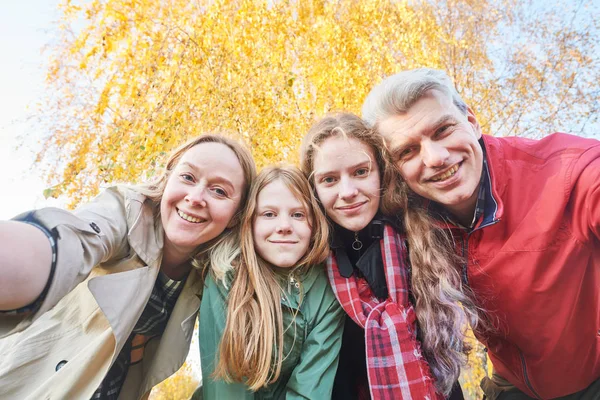 Lycklig familj med barn utomhus — Stockfoto