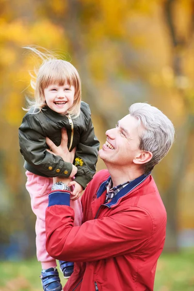 Papá feliz jugando con una niña al aire libre. Felices y divertidos juntos . —  Fotos de Stock