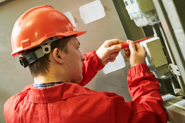 Eletricista instalando ou reparando medidor de poupança de energia. Serviço de manutenção — Fotografia de Stock