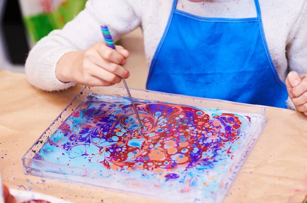 Технология мраморной живописи Эбру на воде — стоковое фото