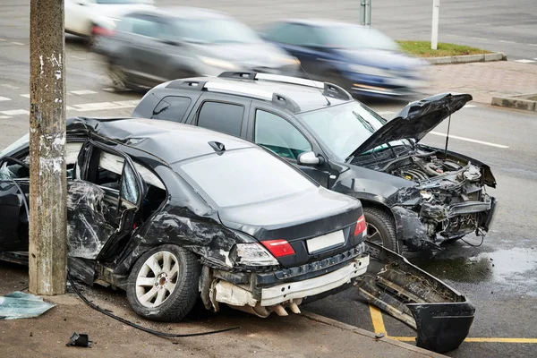 Autonehoda na ulici. poškozené automobily — Stock fotografie