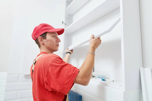 Instalación de cocina. Trabajador montando muebles — Foto de Stock