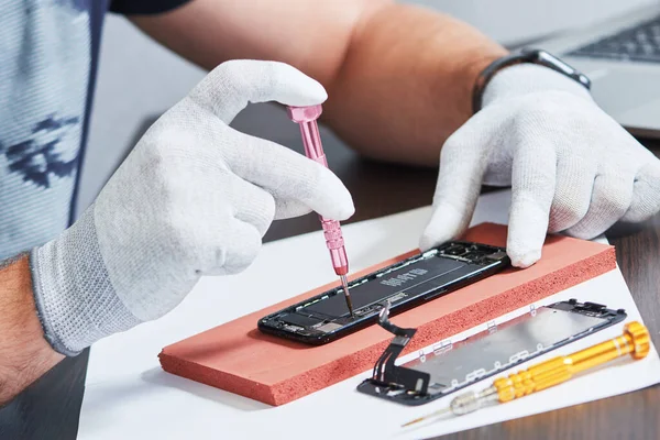Smart phone repair. repairman hands with screwdriver — Stock Photo, Image