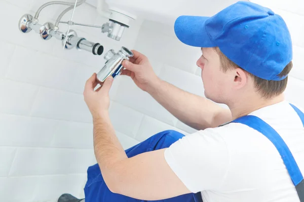 Servizio idraulico. lavabo installazione sifone — Foto Stock