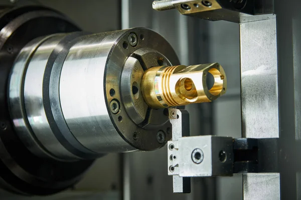 Torneado cnc máquina en la industria del trabajo del metal. Fabricación y mecanizado de precisión multiherramienta —  Fotos de Stock