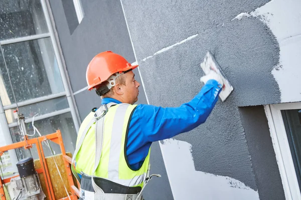 Ouvrier de façade plâtrage mur extérieur du bâtiment — Photo