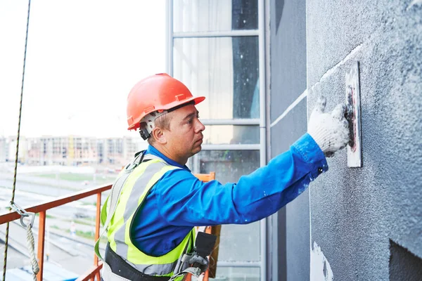 Trabajador de fachada enlucido pared exterior del edificio —  Fotos de Stock