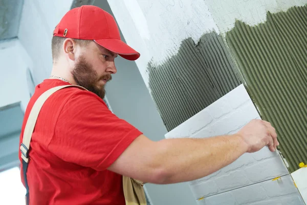 Tiler instalowania dużych rozmiarów płytek na ścianie. Renowacja wnętrz domowych — Zdjęcie stockowe