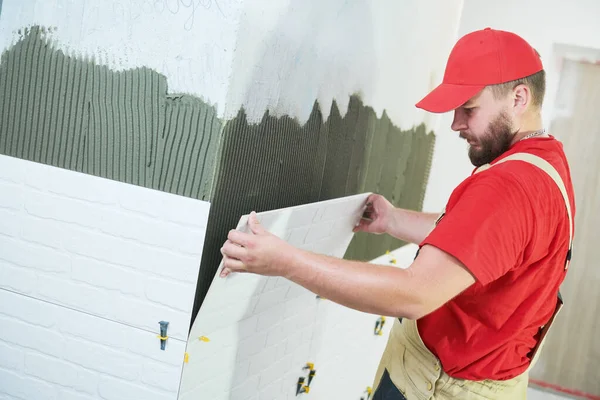 Tiler instalowania dużych rozmiarów płytek na ścianie. Renowacja wnętrz domowych — Zdjęcie stockowe
