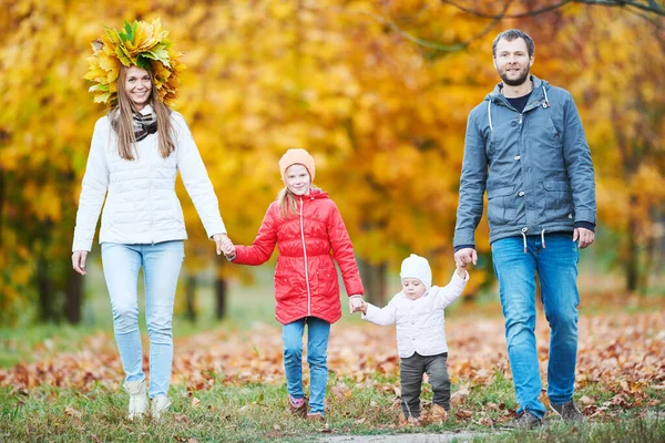 Портрет щасливої молодої сім'ї з дитиною в осінньому парку — стокове фото