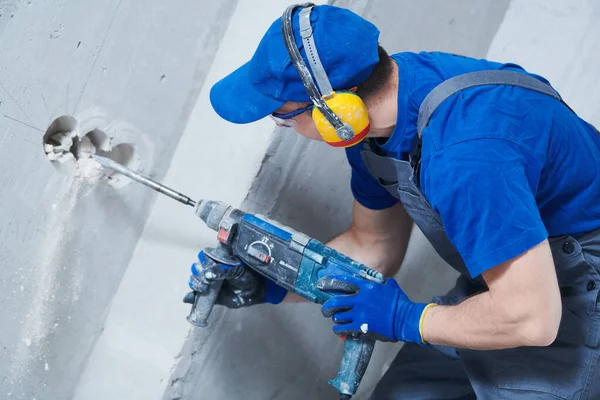 Orificio de perforación para toma eléctrica por taladro de herramienta eléctrica . — Foto de Stock