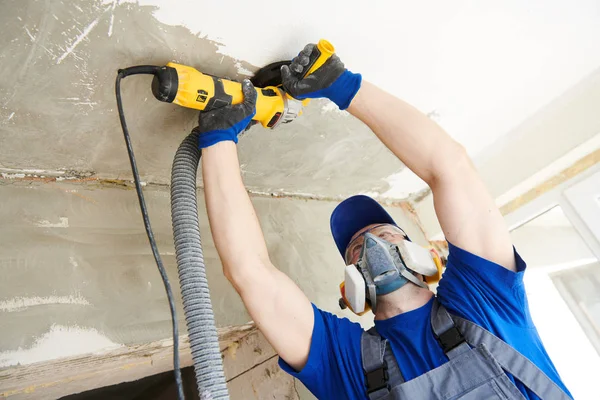 Betonnen plafond oppervlak slijpen door hoek grinder machine — Stockfoto