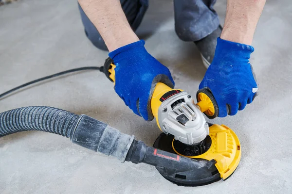 Concrete floor surface grinding by angle grinder machine — Stock Photo, Image