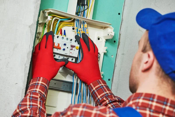 Electrician works in switchbox. current breaker installation — Stock Photo, Image