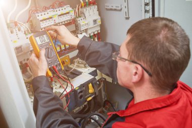 Çoklu metre testçili elektrikçi ölçümleri