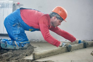 Kapalı beton zemini perdeliyor.