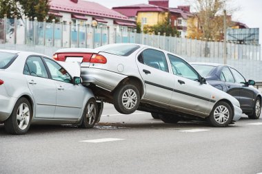 Sokakta araba kazası. Hasarlı otomobiller