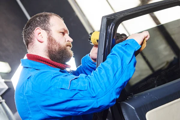 Teinte de voiture. Technicien en mécanique automobile appliquant une feuille — Photo