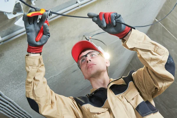 Elektrikář. Instalátor pracuje s kabelem — Stock fotografie